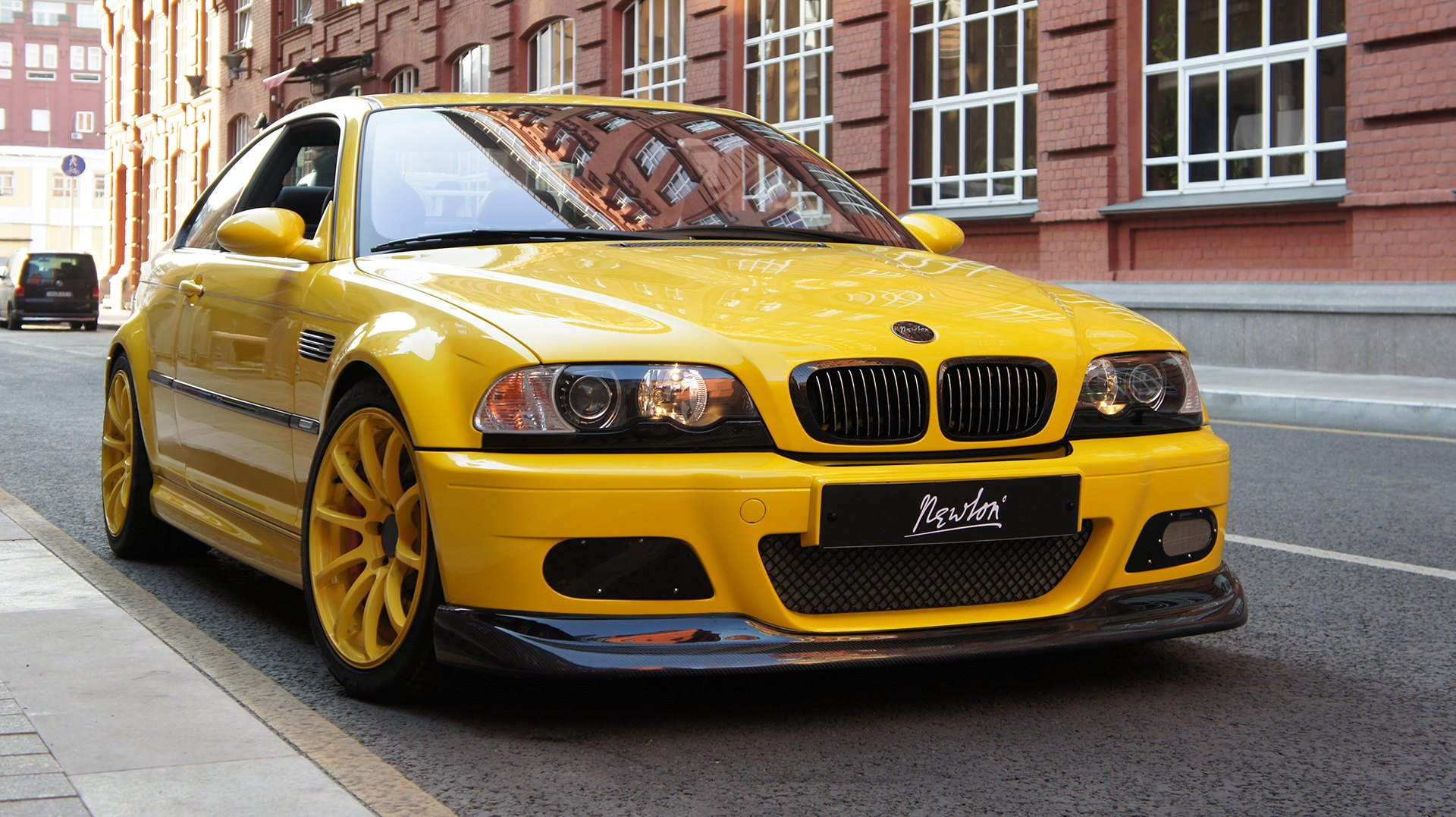 Жёлтый BMW M3 E46 Newton Cars у кирпичного здания, вид спереди
