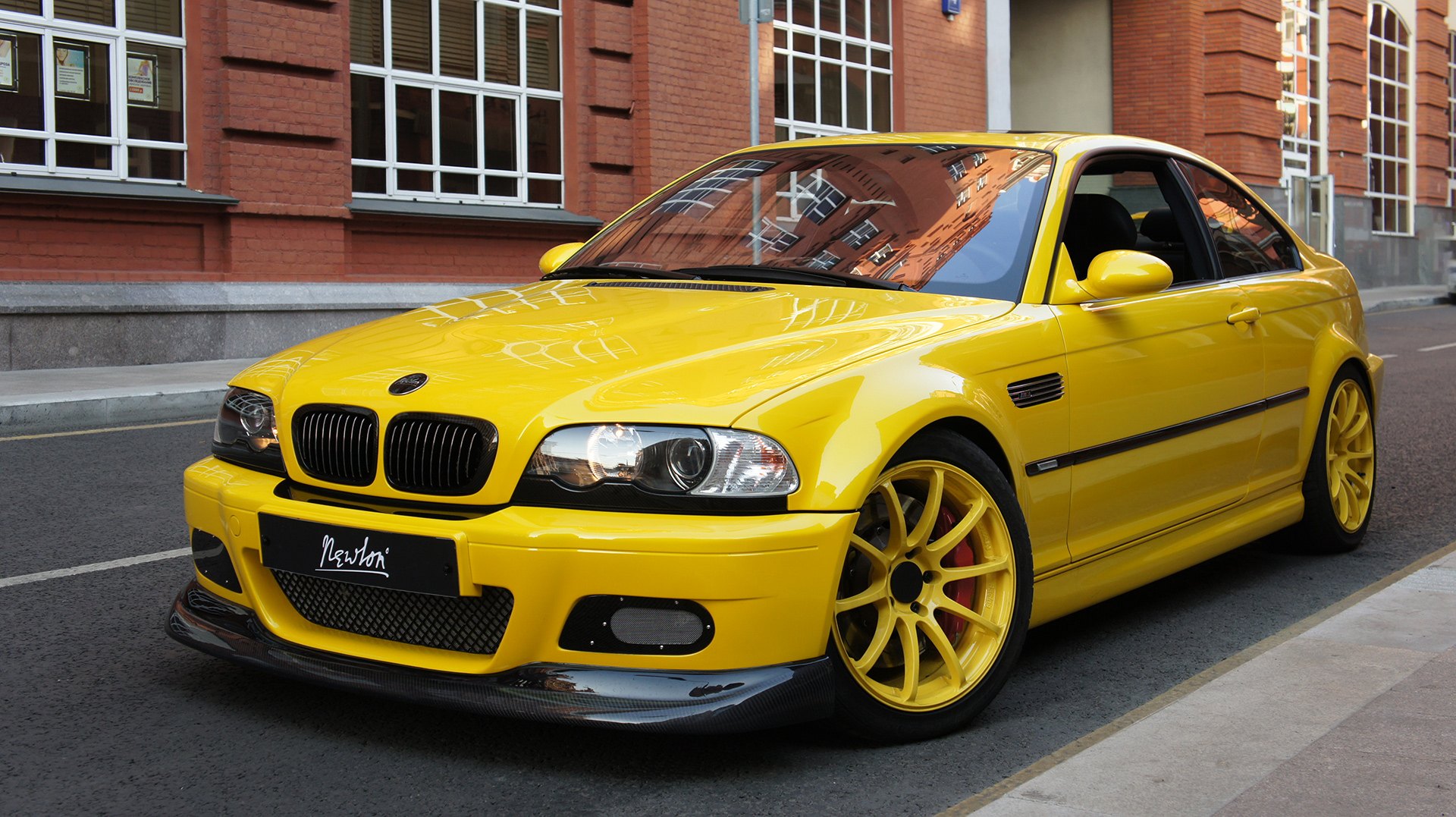 Жёлтый BMW M3 E46 Newton Cars у кирпичного здания, вид сбоку