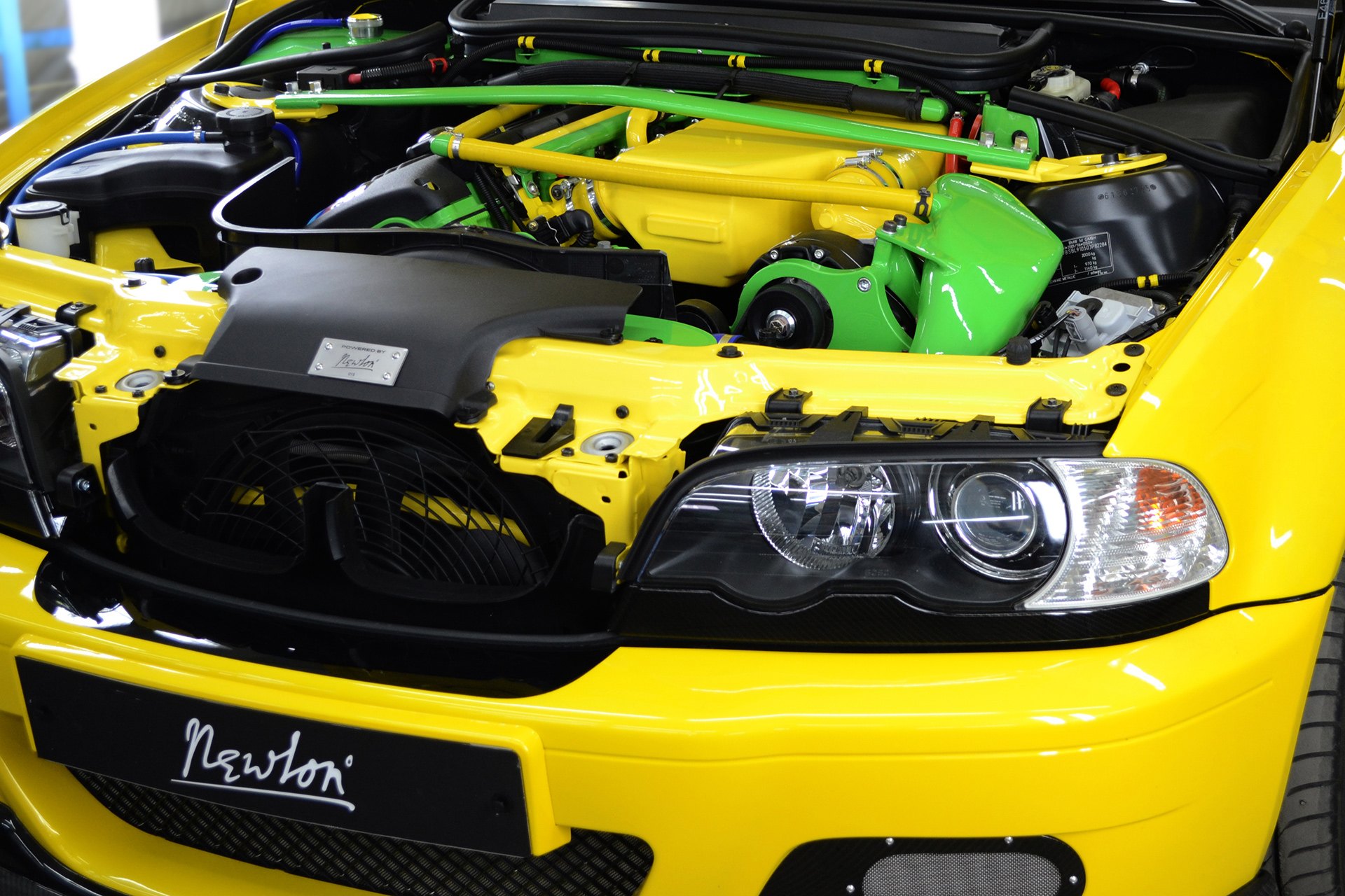 Моторный отсек BMW M3 E46 Newton Cars: зелёные детали, табличка Newton вместо номера