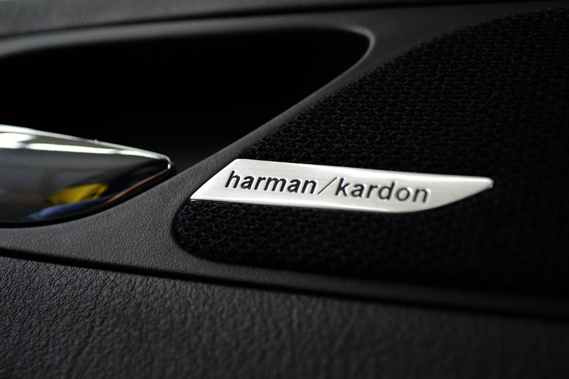 Шильдик акустики harman/kardon в салоне