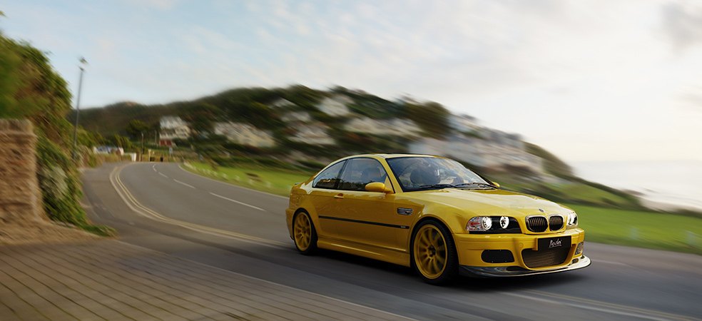 Жёлтый BMW M3 E46 Newton Cars на загородной трассе у моря