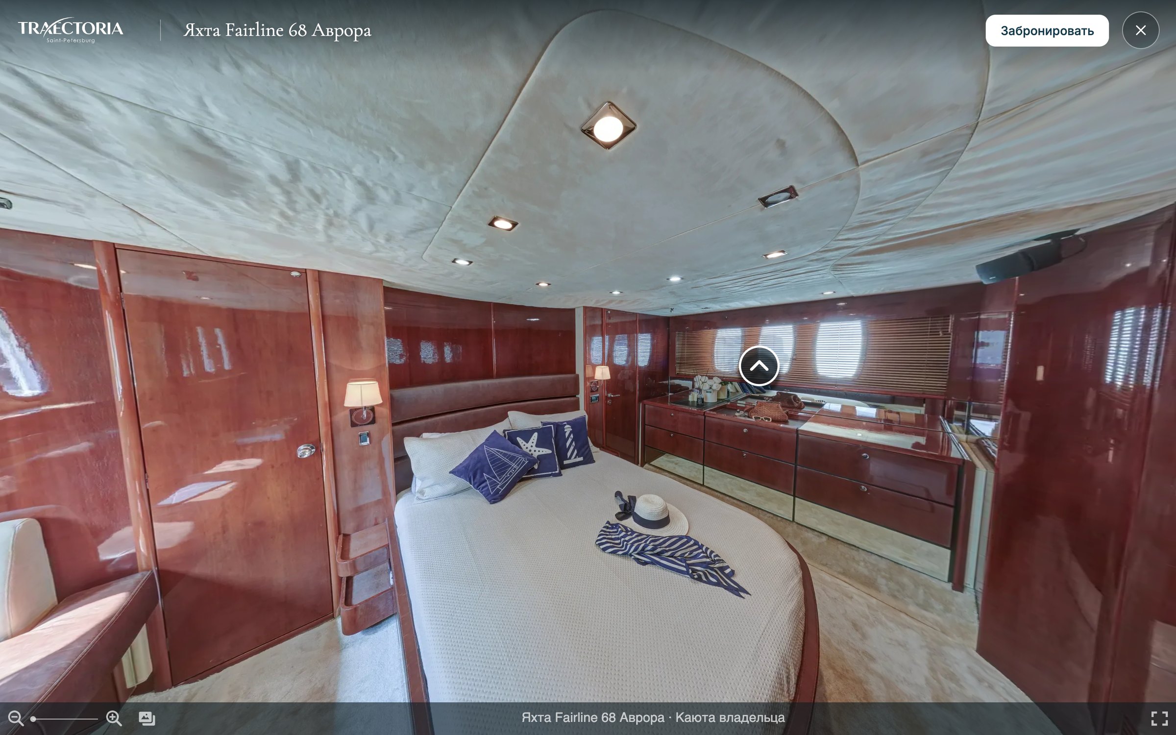 3D-тур яхты Fairline 68 «Аврора», точка «Каюта владельца»: двуспальная кровать и отделка деревом