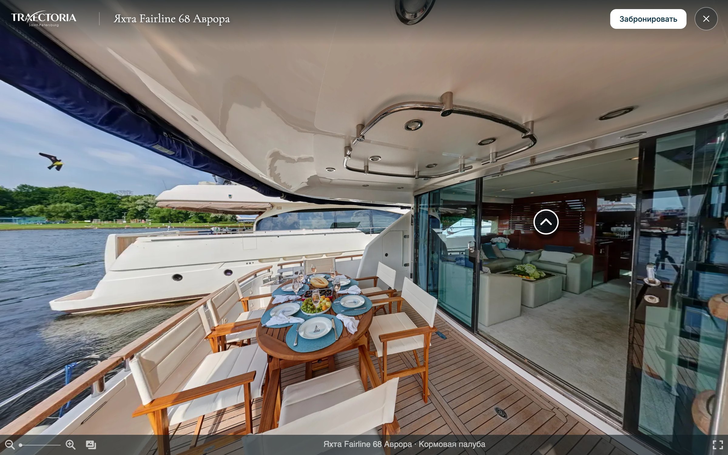 3D-тур яхты Fairline 68 «Аврора», точка «Кормовая палуба»: накрытый стол со стульями и вход в салон